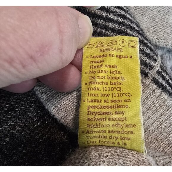 Luxury KUNA 100% Baby Alpaca Plaid V-Neck Sweater Size M Soft Warm Made Peru - Picture 9 of 9